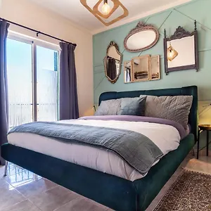  Holiday home Arty Vintage Townhouse With Rooftop Shower & Sun Loungers
